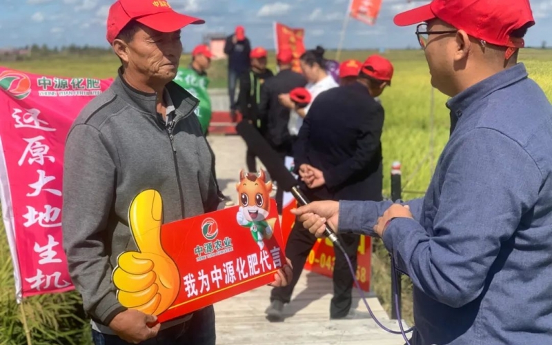 2021中源化肥農(nóng)化服務(wù)中心下鄉(xiāng)回訪，農(nóng)民的滿意才是真滿意，廠家才放心。
